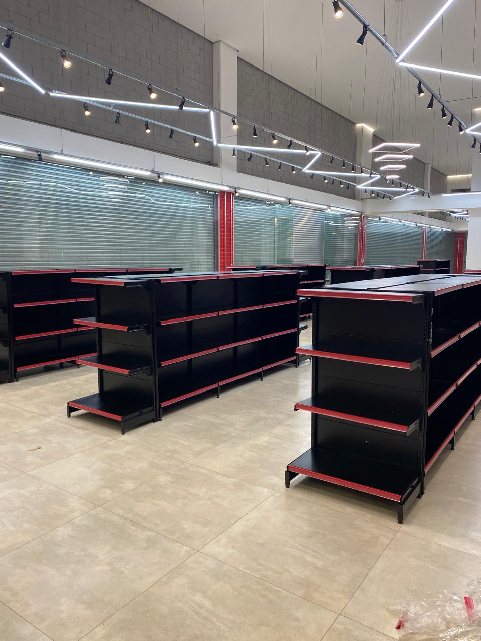Gôndolas pretas com detalhes vermelhos