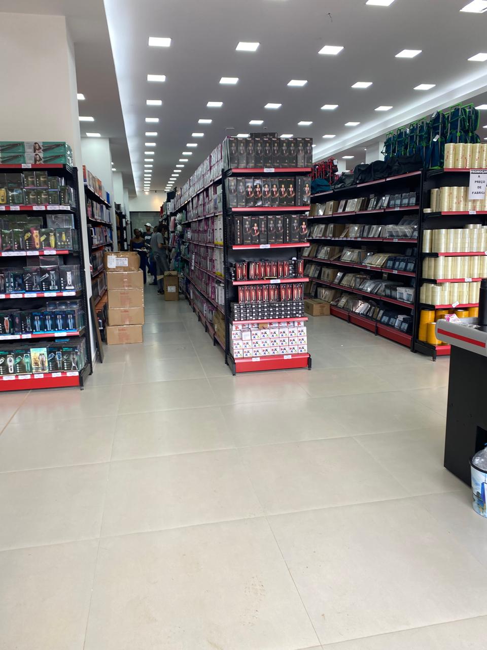 Interior da loja com prateleiras e produtos